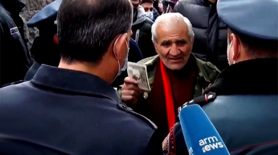 «Դավաճաններից մեկը», «Հող հանձնող». ակցիա՝ ԱԺ-ի մոտ