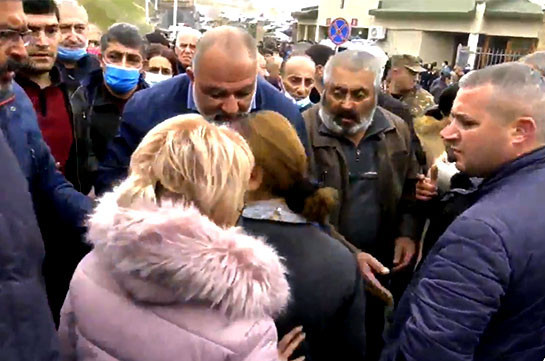 «Եթե էս ծնողներին չդիմավորեցին, ուրիշ քայլերի ենք դիմելու». Անհետ կորած զինծառայողների հարազատները բողոքի ակցիա են իրականացնում ՊՆ-ի դիմաց
