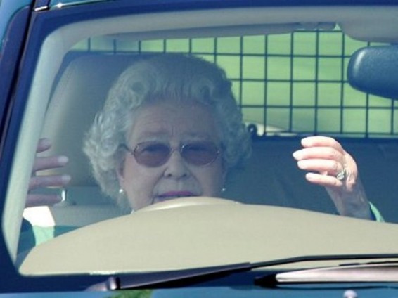 Մեծ Բրիտանիայի 90-ամյա թագուհին կրկին ղեկին է