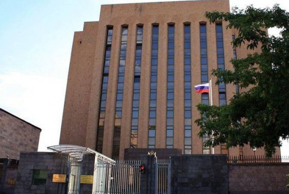 Родные пропавших без вести военнослужащих проводят акцию у посольства РФ