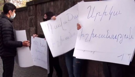 Քաղաքացիներն ԱԺ-ի մոտ բողոքի ակցիա են անում՝ պահանջելով Նիկոլ Փաշինյանի հրաժարականը. ուղիղ