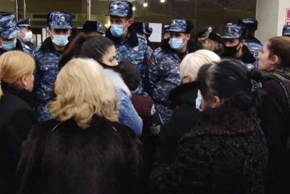 Родные пропавших без вести военнослужащих требуют встречи с министром обороны
