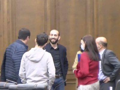 Фракция правящего блока «Мой шаг» проводит закрытое заседание с участием спикера парламента