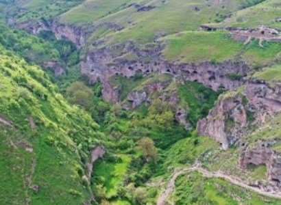 Ութ կիլոմետր հետ ենք եկել. GPS-ով սահմանազատված Կոռնիձորի միակ ճանապարհի երեք կողմում ադրբեջանցիներ են