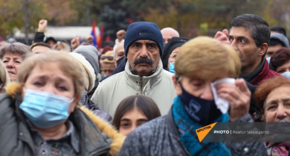 Митингующие направляются к резиденции премьера — требуют отставки Пашиняна