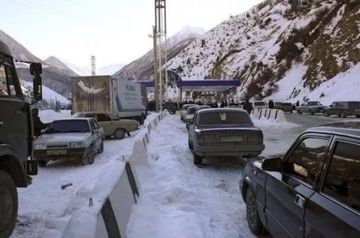 Ավելի քան 500 բեռնատար սպասում է Ռուսաստանը Հայաստանի հետ կապող Ռազմավիրական ճանապարհի բացմանը
