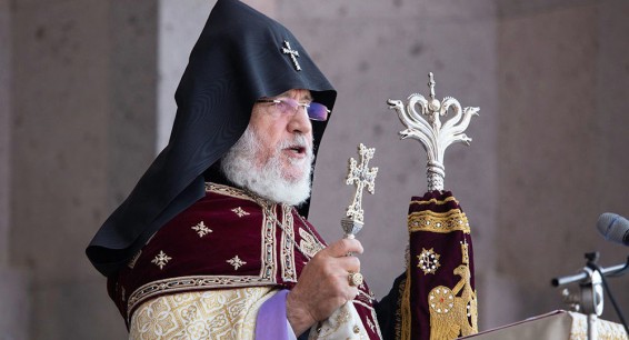 Католикос всех армян Гарегин II призвал премьера подать в отставку