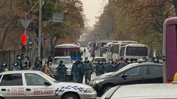 Сотрудники Полиции закрыли ведущую к зданию НС Армении дорогу