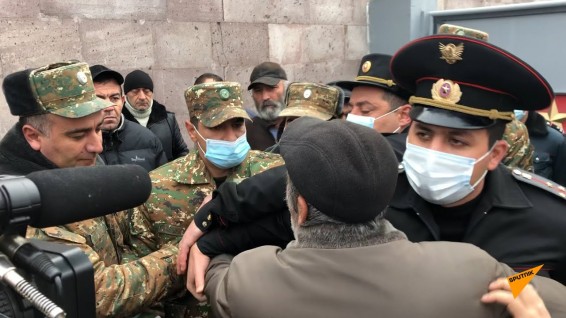 Послали детей на смерть: родитель пропавшего без вести набросился на офицера
