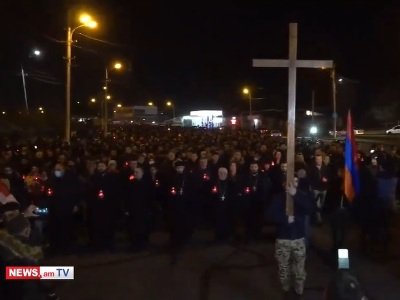 Ջահերով երթի ընթացքում բարձրախոսով հնչեցին վերջին պատերազմում բոլոր զոհվածների անունները (ֆոտո)