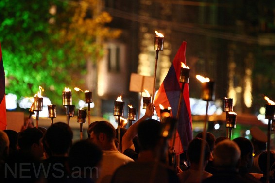 Հիշատակի երթ․ քաղաքացիները ջահերով գնում են Եռաբլուր․ ուղիղ