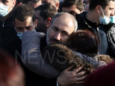 Փաշինյանը մոտեցավ զոհվածների հարազատներին. երթն ավարտվեց