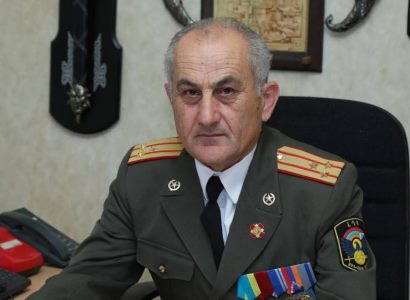 Ապշում եմ այն պահից, երբ Նիկոլին կողքից հուշում են իր գիրկն առնել անհայր մնացած մանուկին. Սենոր Հասրաթյան
