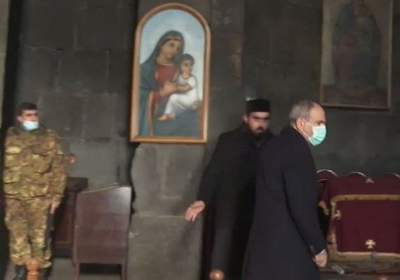 Священнослужитель демонстративно отказался пожать руку премьер-министру Армении