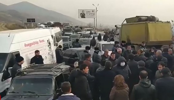 Оппоненты Пашиняна перекрыли дорогу Ванадзор-Ереван