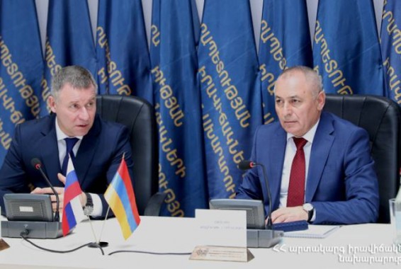 Главы МЧС Армении и РФ обсудили процесс реализации гуманитарных программ в Арцахе