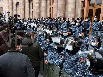 Ցուցարարները ձվեր են նետել կառավարության շենքի վրա