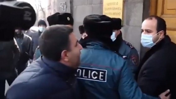 «Держите бутылку!»: инцидент между депутатом фракции «Мой Шаг» Айком Саркисяном и гражданином