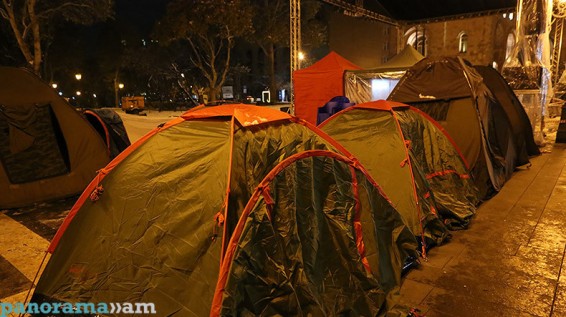 В Ереване продолжается сидячий пикет с требованием отставки Никола Пашиняна