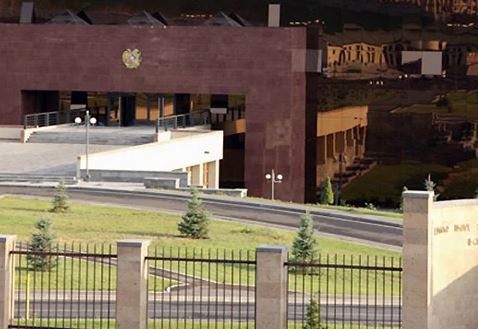 В Ереване автомобилист протаранил ворота здания Минобороны, на него завели уголовное дело