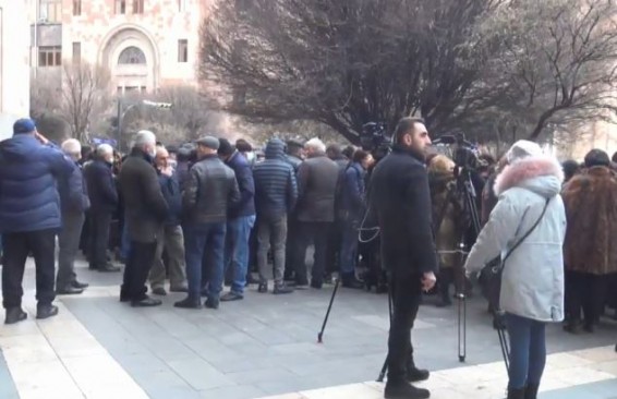 Родители военнослужащих срочной службы встречаются с премьер-министром Армении