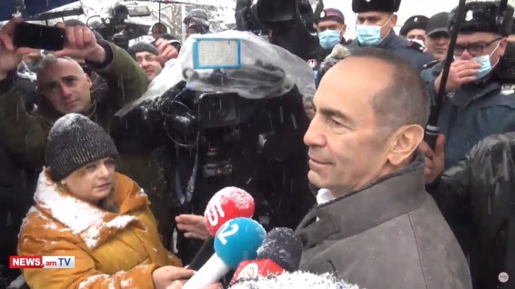 Роберт Кочарян подошел к своим сторонникам: он поблагодарил их за поддержку