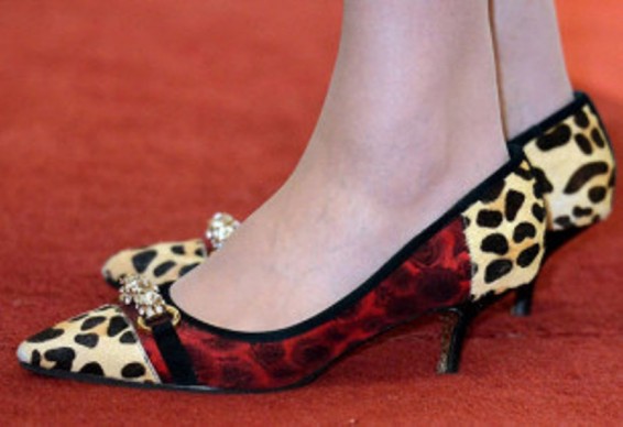 Մեծ Բրիտանիայի վարչապետ Թերեզա Մեյին կոչ են արել չկրել բարձրակրունկ կոշիկներ