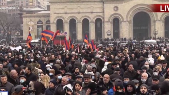 На Площади Республики Еревана проходит митинг с требованием отставки премьер-министра Армении
