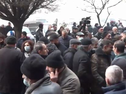 Жители Кашатагского района проводят акцию протеста у здания правительства Армении