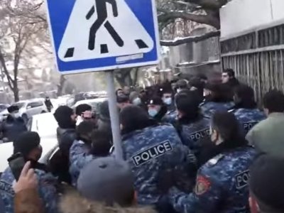 Полиция подвергла приводу нескольких участников акции протеста перед парламентом Армении