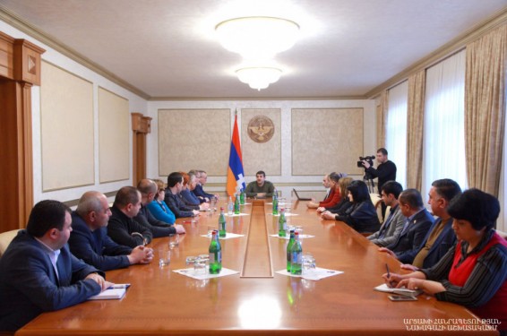 «Անհրաժեշտ է միասնական ջանքերով դիմակայել առկա մարտահրավերները՝ օգտագործելով բոլորի ներուժը». Ա. Հարությունյանը՝ Արցախի ԱԺ 3 խմբակցության անդամներին