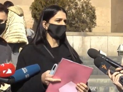 Перед зданием мэрии Еревана проходит акция протеста в связи с организацией приема в детские сады