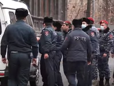 Участники акции протеста у здания Минэкономики Армении подвергнуты приводу