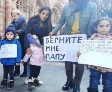Верните папу: родные без вести пропавших в ходе войны в Арцахе провели акцию у правительства Армении