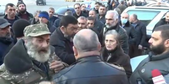 Напряженная ситуация у правительства Армении: родители, возмущенные словами Арсена Торосяна, перекрыли проспект