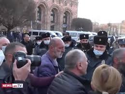 Կրքերը թեժացան Հանրապետության հրապարակում. հրմշտոց սկսվեց ոստիկանների եւ անհետ կորածների ծնողների միջեւ