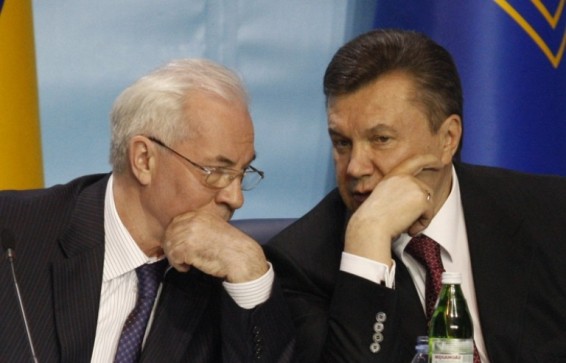 Песков опроверг информацию о выдаче гражданства РФ Януковичу и Азарову
