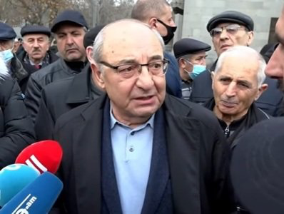 Հայաստանի Հանրապետական կուսակցության փոխնախագահ Արմեն Աշոտյանը ֆեյսբուքյան գրառմամբ անդրադարձել է Անվտանգության խորհրդի քարտուղար Արմեն Գրիգորյանի հայտարարությանը, որ Սերժ Սարգսյանը Ադրբեջանին խոստումներ է տվել, որոնց արդյունքում Aպրիլյան պատերազմը կանգնե