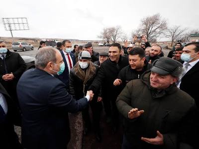 Գյումրի-Երեւան ճանապարհին քաղաքացիները կանգնեցրին վարչապետի շարասյունը և իրենց աջակցությունը հայտնեցին նրան. խոսնակ
