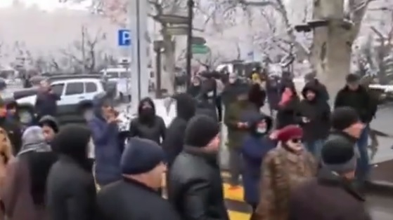Երևանի կենտրոնում քաղաքացիները ճանապարհներ են փակել