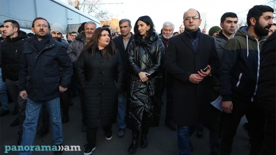 Ակցիայի մասնակիցները վանկարկում են՝ «Նիկոլ դավաճան»