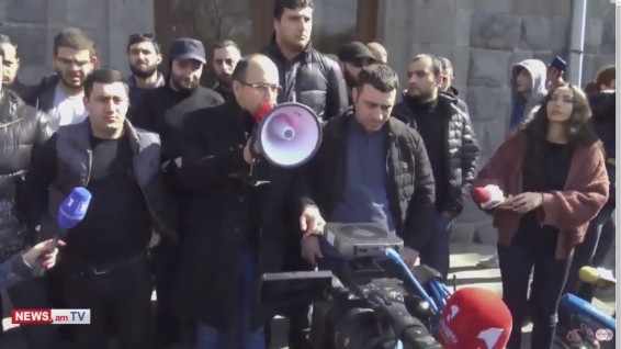 «Մենք այսօր 2 բուհ վերցրեցինք». Ակցիայի մասնակիցները մտնում են լսարաններ, որտեղ դասապրոցես է ընթանում