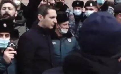 Силы полиции стягиваются к Площади Республики в Ереване, происходят мелкие стычки между гражданами