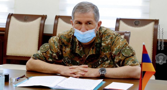 Оник Гаспарян остается на посту главы Генштаба ВС: у президента Армении есть 3 дня