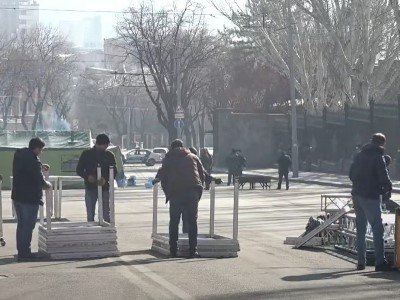 Գիշերը Բաղրամյան պողոտայում խաղաղ է անցել. ընդդիմությունը բեմահարթակ է կառուցում հանրահավաքի համար
