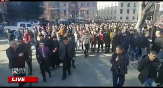 В Капане проходит шествие с требованием отставки Никола Пашиняна
