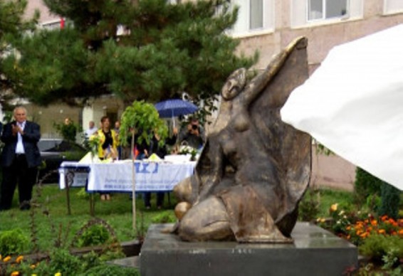 Երևանում բացվել է Երվանդ Քոչարի նախագծած և նրա որդու կերտած արձանը