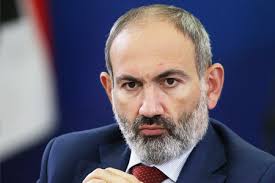 Կենտրոնի թաղապետարանի պատերից ներս հնչում են «Առանց Նիկոլ Հայաստան» վանկարկումները
