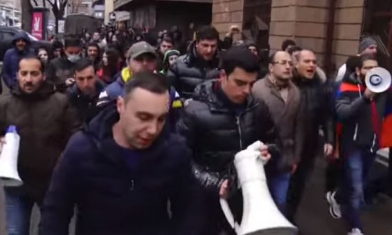 Молодые оппозиционеры провели акцию против Пашиняна в здании Администрации Центрального района Еревана