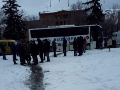 Mediaport: В Ванадзоре людей сажают в автобусы и везут на митинг Пашиняна
